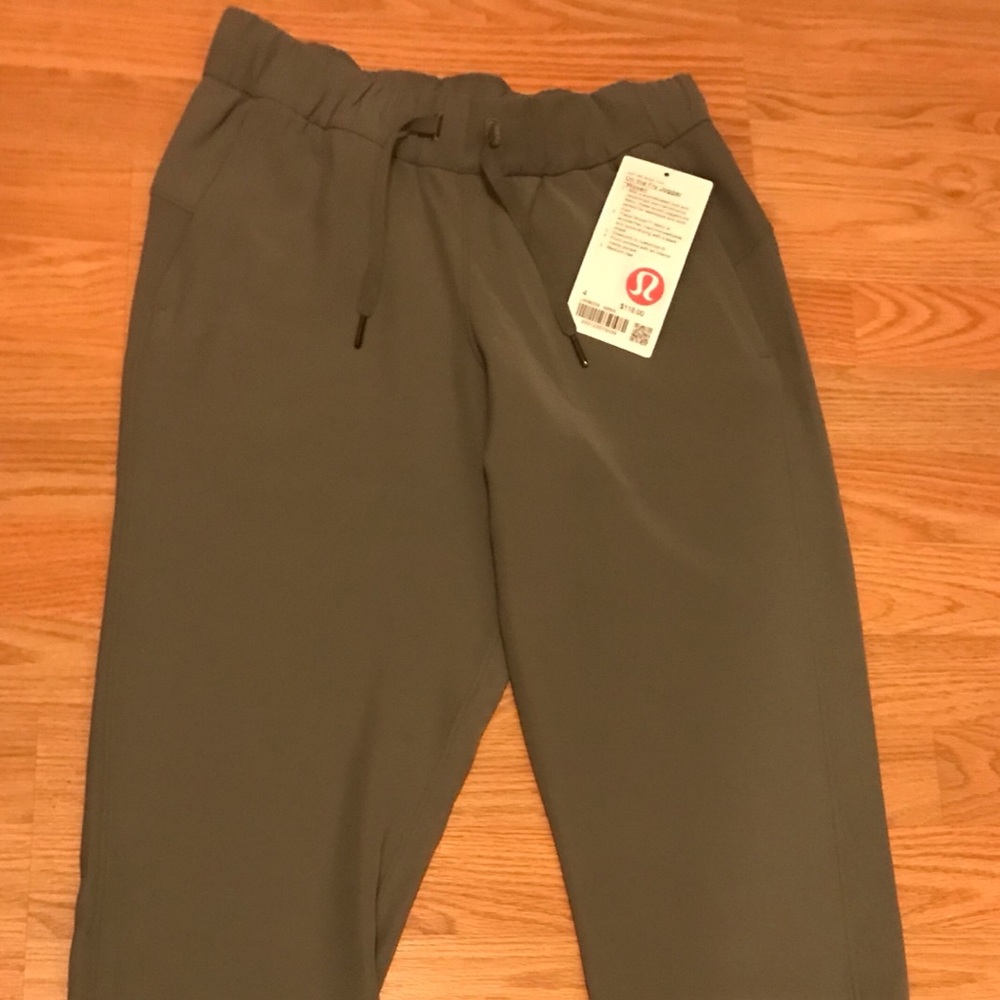 NWT On the Fly Woven Jogger Size4 in Grey Sage